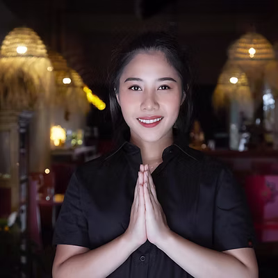 Autentica comida tailandesa con sabores ricos elaborados por nuestro chef de origen tailandés que lleva desarrollando esta profesión por Tailandia en prestigiosos hoteles 5* durante muchos años junto a sus cocineros y ayudantes. Servida con mucha simpatía por nuestras camareras.